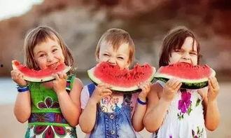 群众吃瓜人像摄影,群众吃瓜人像摄影瞬间