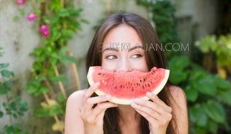 夏季吃瓜儿童写真,甜蜜瓜果下的快乐时光