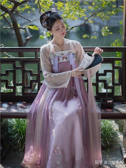 耀春吃瓜少女汉服,少女汉服风华再现