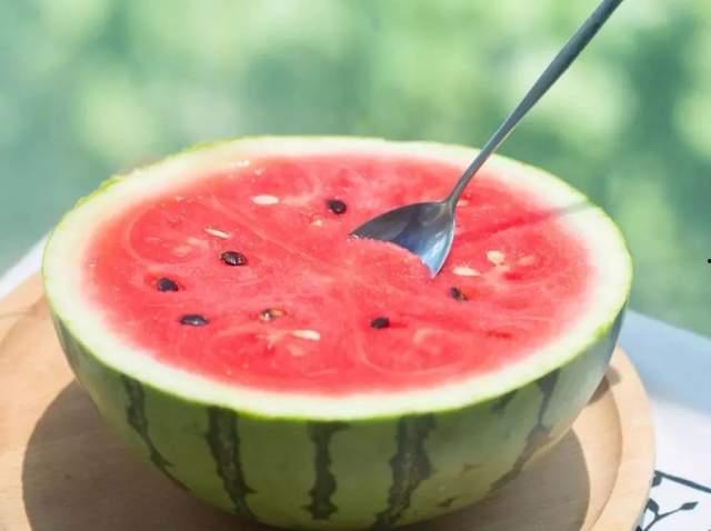 大家都怎么吃瓜的,揭秘现代社交圈中的“瓜文化”现象