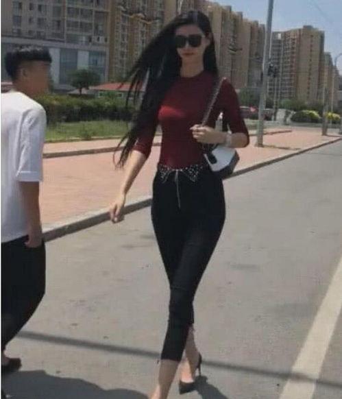 抖音蓝上衣白裤子吃瓜,趣味瞬间引网友热议