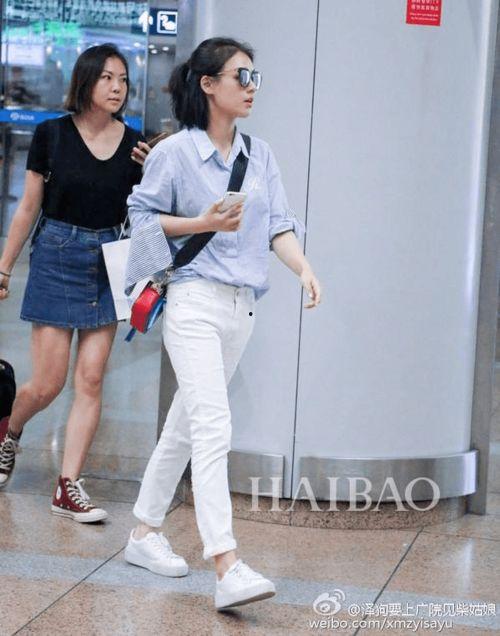 抖音蓝上衣白裤子吃瓜,趣味瞬间引网友热议