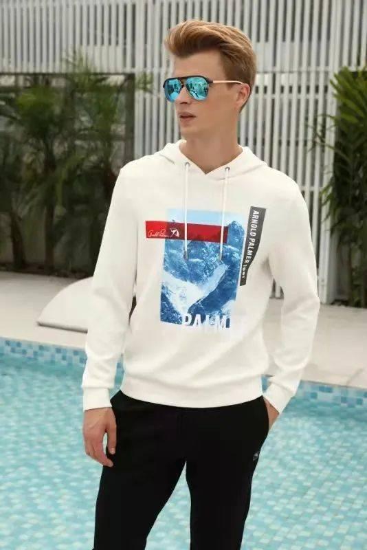 抖音蓝上衣白裤子吃瓜,趣味瞬间引网友热议