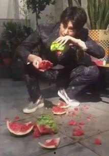 道具小新吃瓜,一场童趣与智慧的碰撞